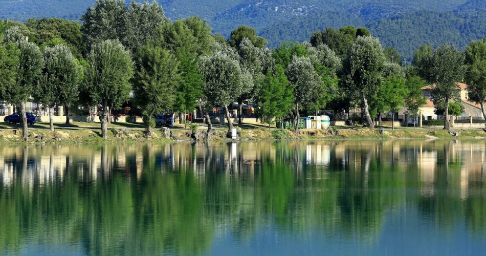 Pêche à l'Etang de La Bonde@Droits gérés OT LUB - etang; bonde; lac; baignade; cabrieres d'aigues; luberon; vaucluse